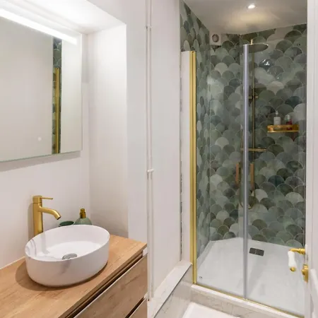 Apartament Charming Parisian Flat Near Eiffel Tower