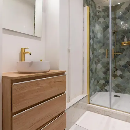 Charming Parisian Flat Near Eiffel Tower Apartment