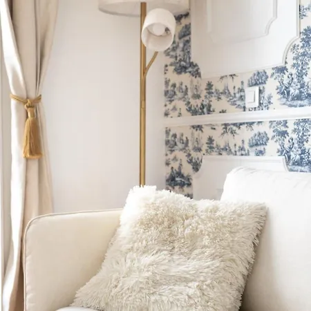 Charming Parisian Flat Near Eiffel Tower Apartment *