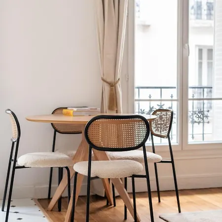 Apartment Charming Parisian Flat Near Eiffel Tower *