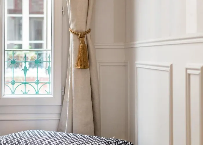 Charming Parisian Flat Near Eiffel Tower
